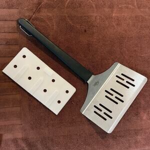 Pampered Chef grill spatula. 8 in. wide. Great for lifting grilled fish, veggies